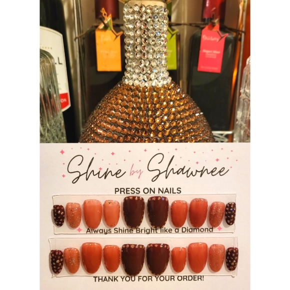 Handmade Luxury Press-On Nails | Sturdy & Reusable | FALL FOR ME - Picture 5 of 5